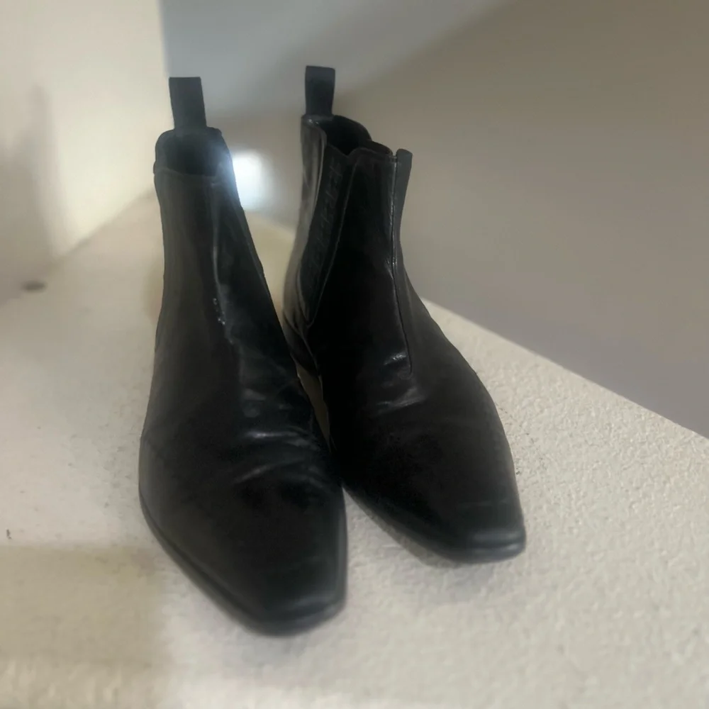 HUGO Boss Men Sz 8.5 Black Leather  Pull-On Ankle  Dress Boots Shoes Business